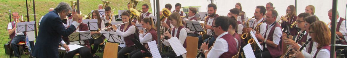 Will sein Publikum auch in der Sommersaison mit anspruchsvoller und abwechslungsreicher Blasmusik unterhalten: Der Musikverein 1929 Ketsch, hier unter der Leitung seines Chef-Dirigenten Kunihiro Ochi. - Foto: Musikverein 1929 Ketsch>